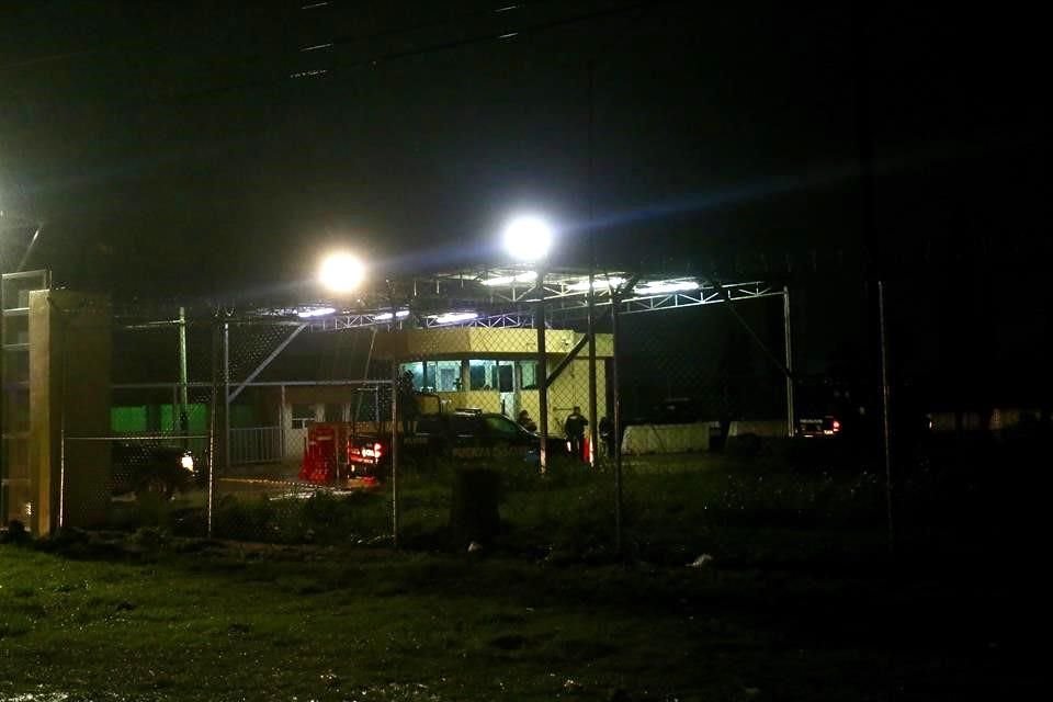 Un gran número de patrullas con elementos municipales, estatales, federales y militares acudieron a los centros penitenciarios.
