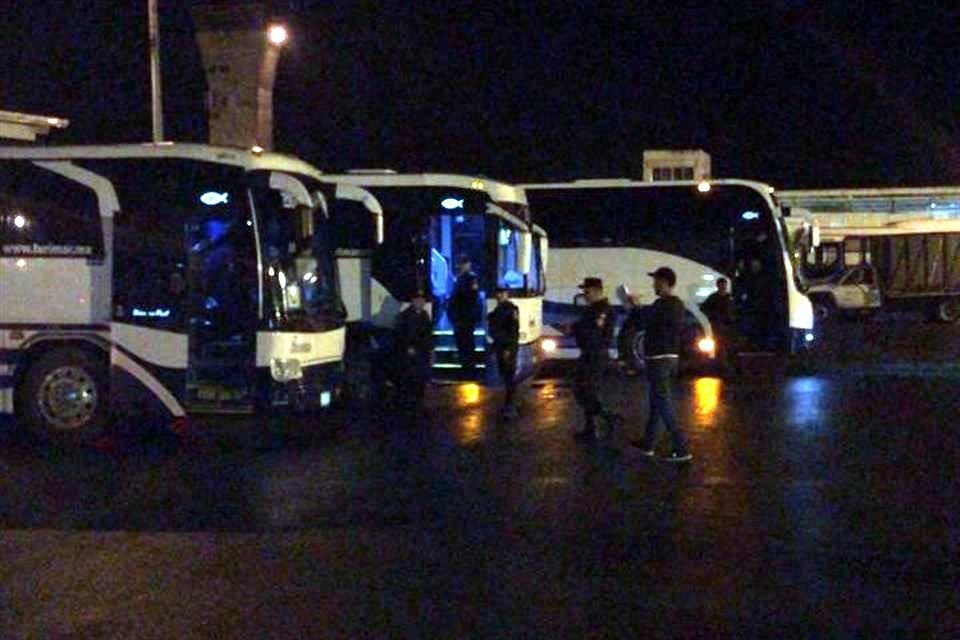 Afuera de los reclusorios se pudieron observar camiones que permanecían a la espera de realizar traslados.