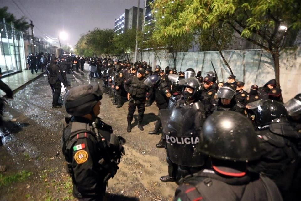 Equipados con escudos antimotines, los uniformados ingresaron a los centros penitenciarios para realizar el traslado de reos.