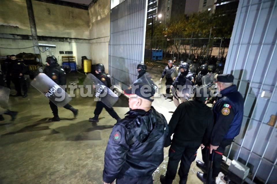 Se informó que entre los reos trasladados se encuentran líderes de células criminales que mantenían operaciones desde el interior de los tres penales.