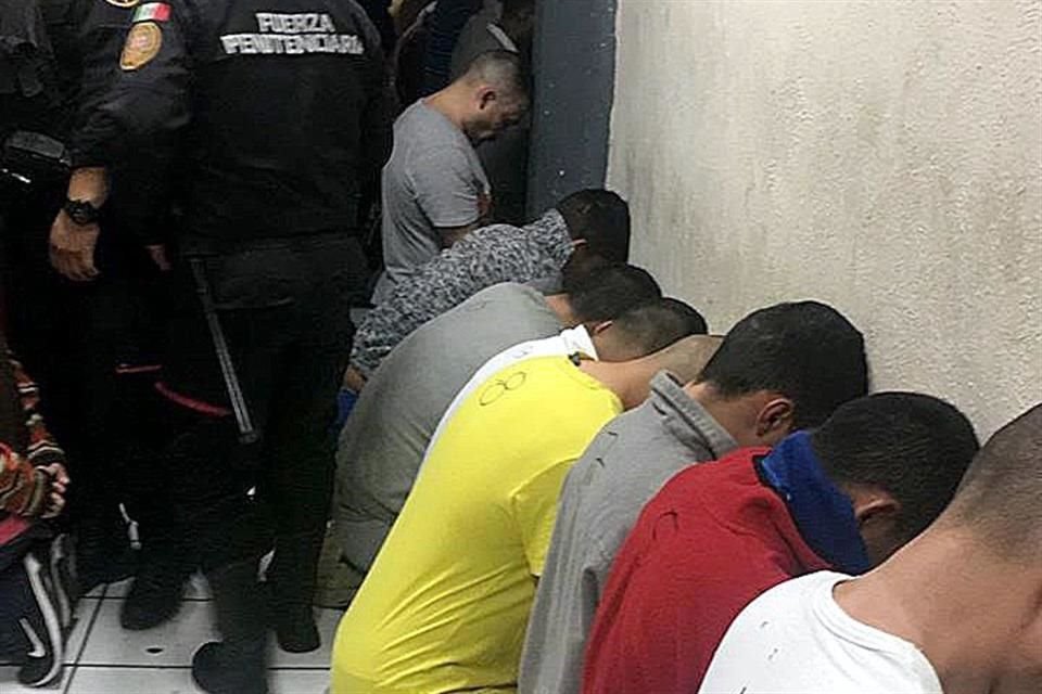 Los reos fueron hincados para su identificación antes de proceder al traslado.