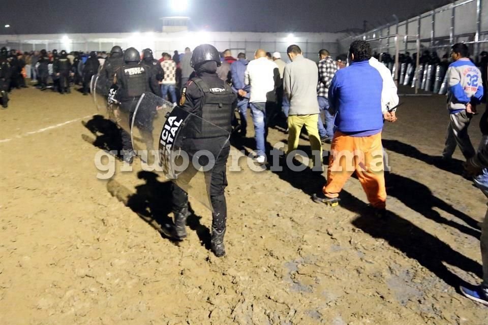En el Penal del Topo Chico, los reos trasladados fueron escoltados por elementos de la Policía estatal.