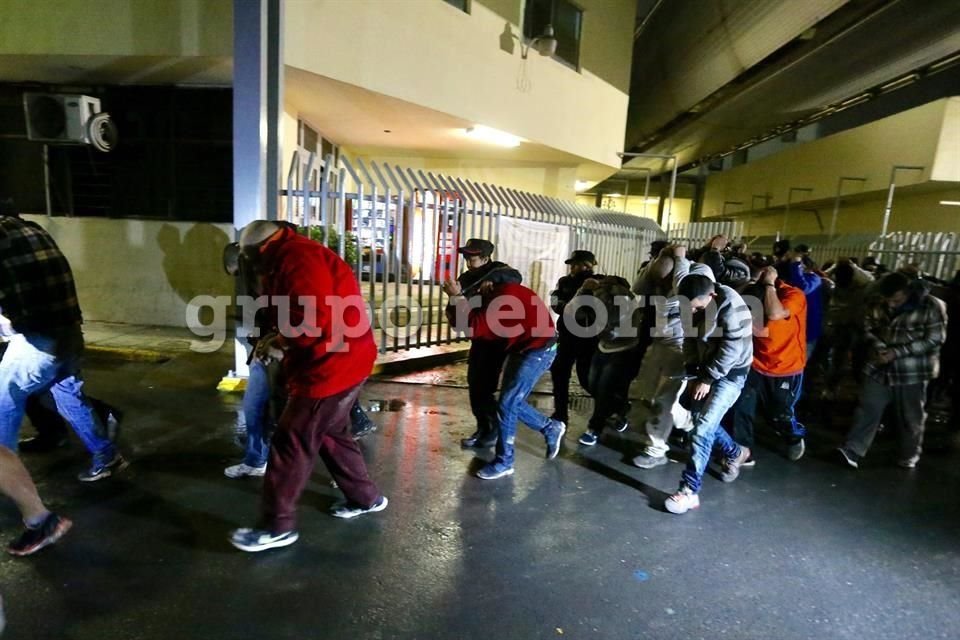 Internos salieron en fila del Penal Topo Chico para ser subidos a autobuses.