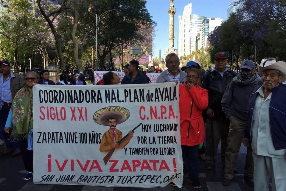 '¡Zapata vive, la lucha sigue!', gritan los campesinos a su paso.