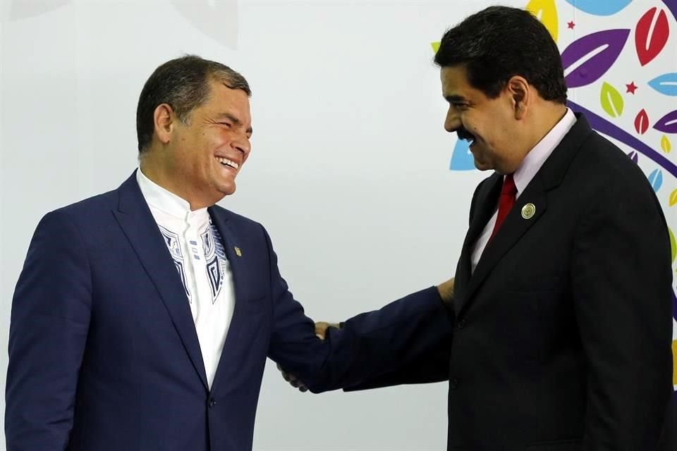 Rafael Correa (izq.) fue acusado de recibir dinero de Maduro para impulsar campañas de desestabilización en Ecuador.