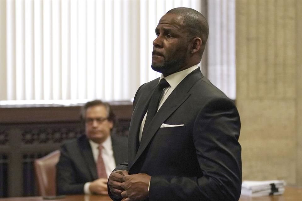 R. Kelly fue declarado inocente de 10 cargos por abuso sexual, el mes pasado.