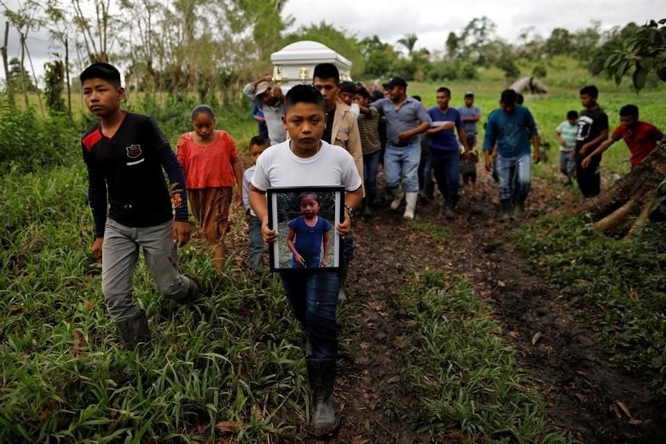 Amigos y familia enterraron en diciembre pasado a una menor de 7 años que murió bajo custodia de autoridades fronterizas.