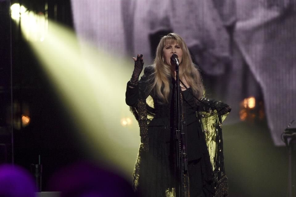 Stevie Nicks es la primera mujer en ser inducida al Salón de la Fama en dos ocasiones.