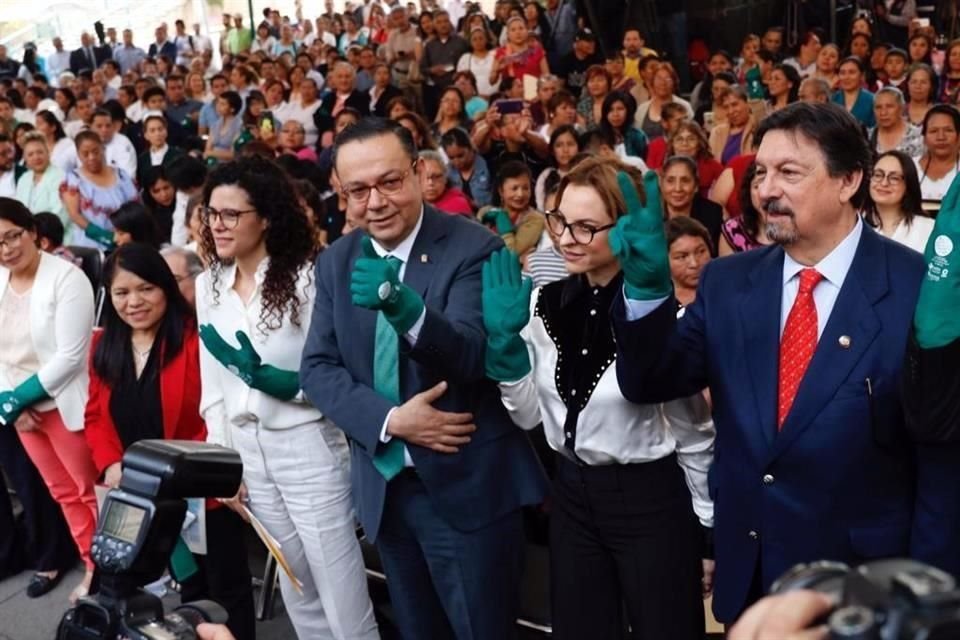 De izquierda a derecha, la activista Marcelina Bautista, la Secretaria Alcalde, el director Martínez, la actriz Mariana de Tavira y el senador Gómez Urrutia.