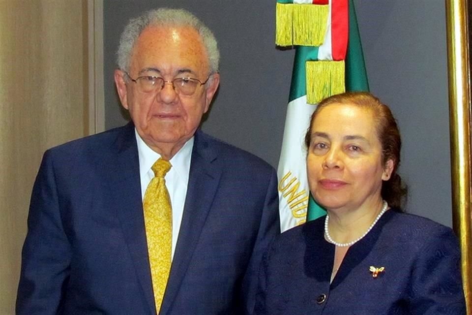 La SCT presentó a María de Lourdes Coss Hernández, quien es ingeniera en Comunicaciones y Electrónica egresada del Instituto Politécnico Nacional, como titular de Promtel. 