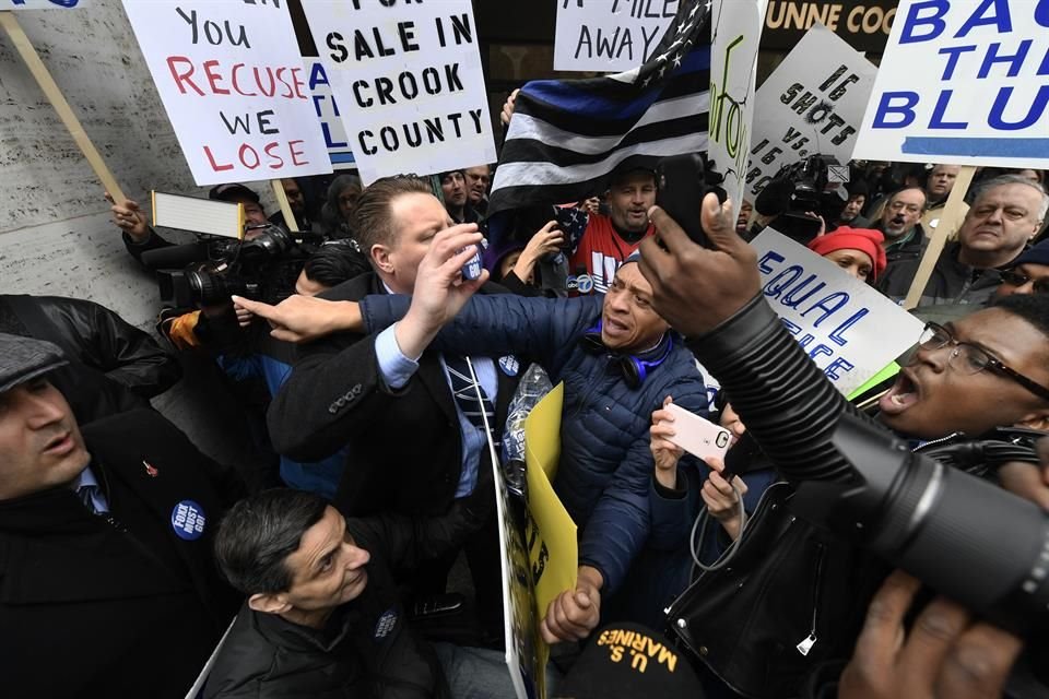 Cientos de personas protestaron por la decisión del juez de retirar los cargos contra Smollett.