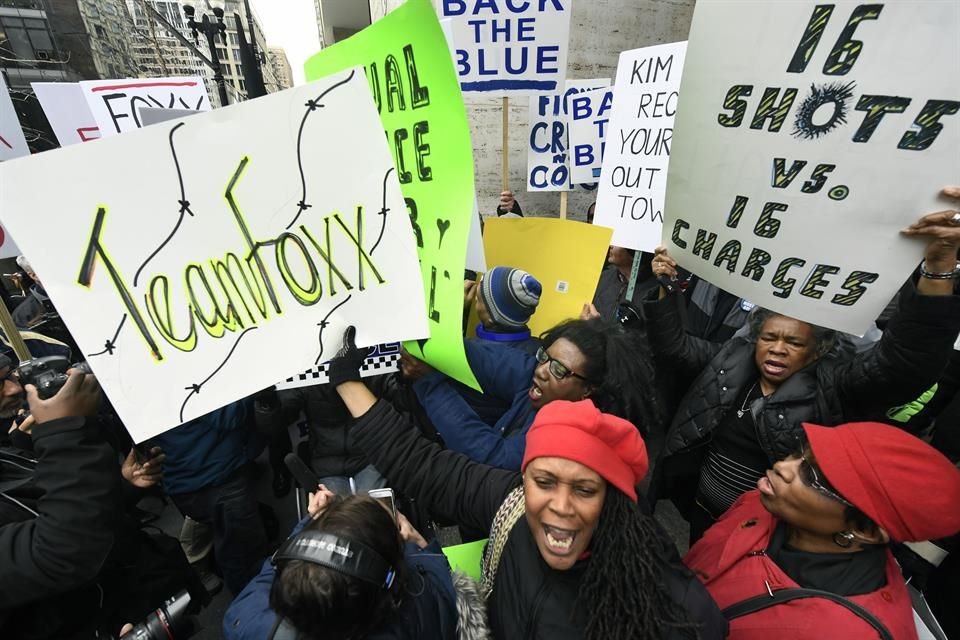 La protesta se llevó a cabo afuera de las oficinas de la fiscal estatal de Chicago, Kim Foxx.