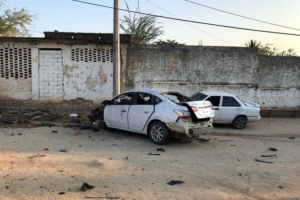 Una camioneta Urvan y tres automóviles que se encontraban estacionados a unos metros de las instalaciones de las autodefensas también fueron dañadas, según reportes.