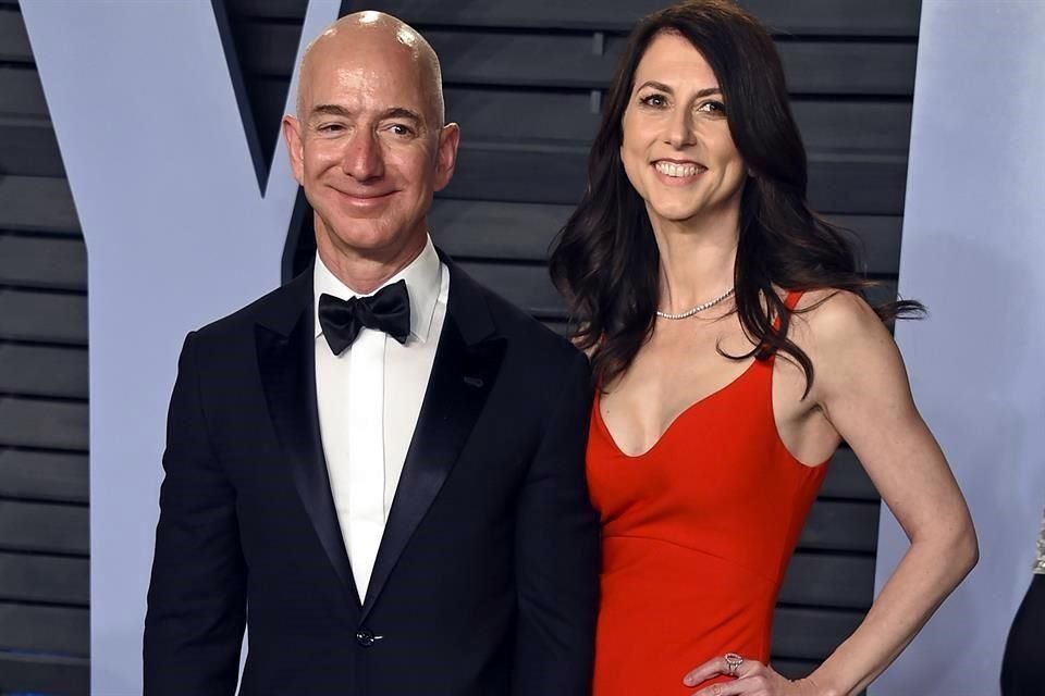 Jeff y MacKenzie Bezos anunciaron que han quedado oficialmente divorciados.