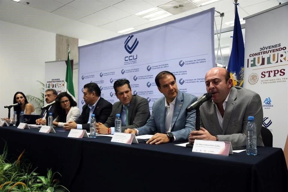 En Jalisco, la Secretaría del Trabajo firmó y el Consejo de Cámaras Industriales firmaron un convenio de colaboración para el programa Jóvenes Construyendo el Futuro.