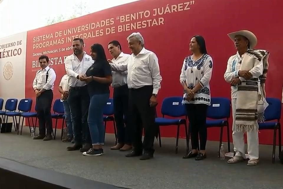 López Obrador llevó este viernes el programa de Universidades Benito Juárez a Zacapu.