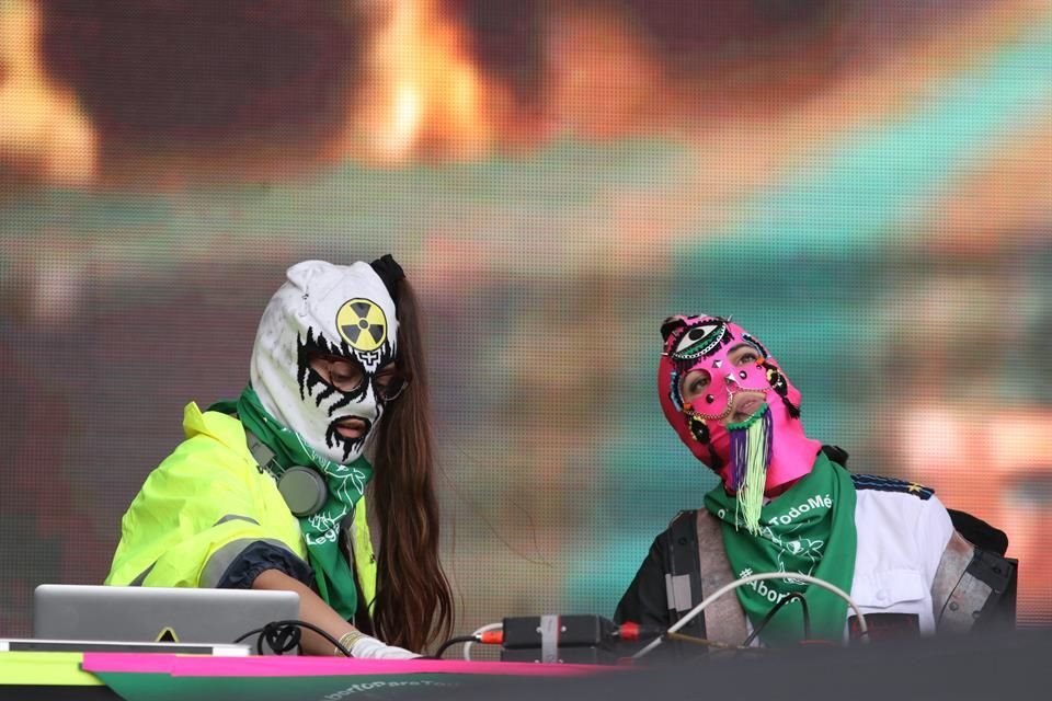 Las Pussy Riot apoyaron al movimiento Marea Verde en el Ceremonia, y portaron los paliacates verdes que simbolizan estar a favor del aborto legal y seguro.