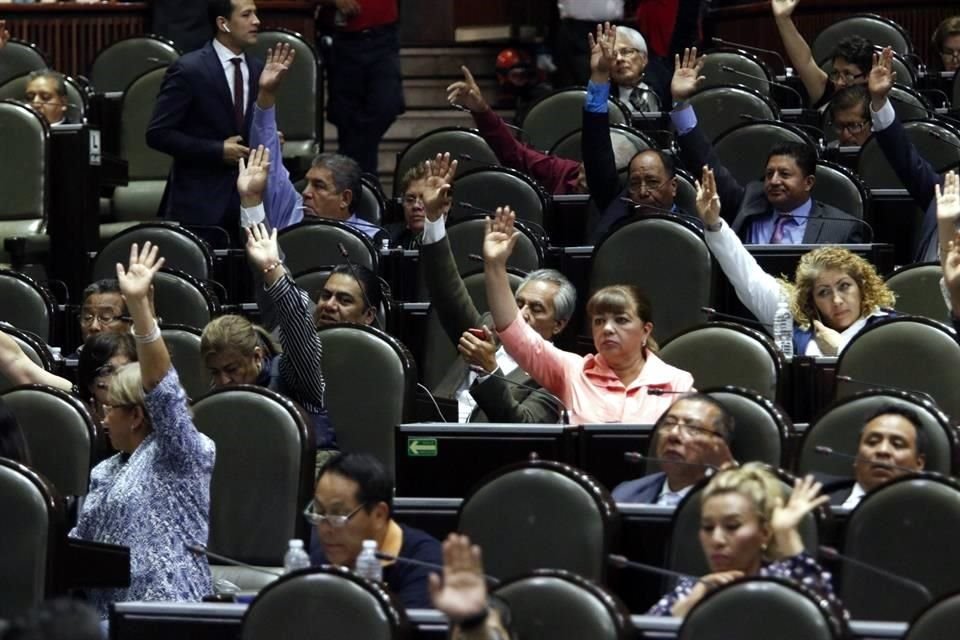 Por 417 votos a favor, 0 en contra y 0 abstenciones, el dictamen que reforma la fracción III del Artículo 113, y adiciona un Artículo 113 bis al Código Fiscal de la Federación, fue aprobado.