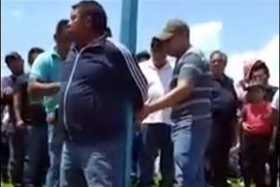 Eduardo Estrada fue amarrado a un poste por pobladores del Municipio de Ixmiquilpan, en la región centro de Hidalgo, por presuntamente dedicarse a robar en la zona centro.