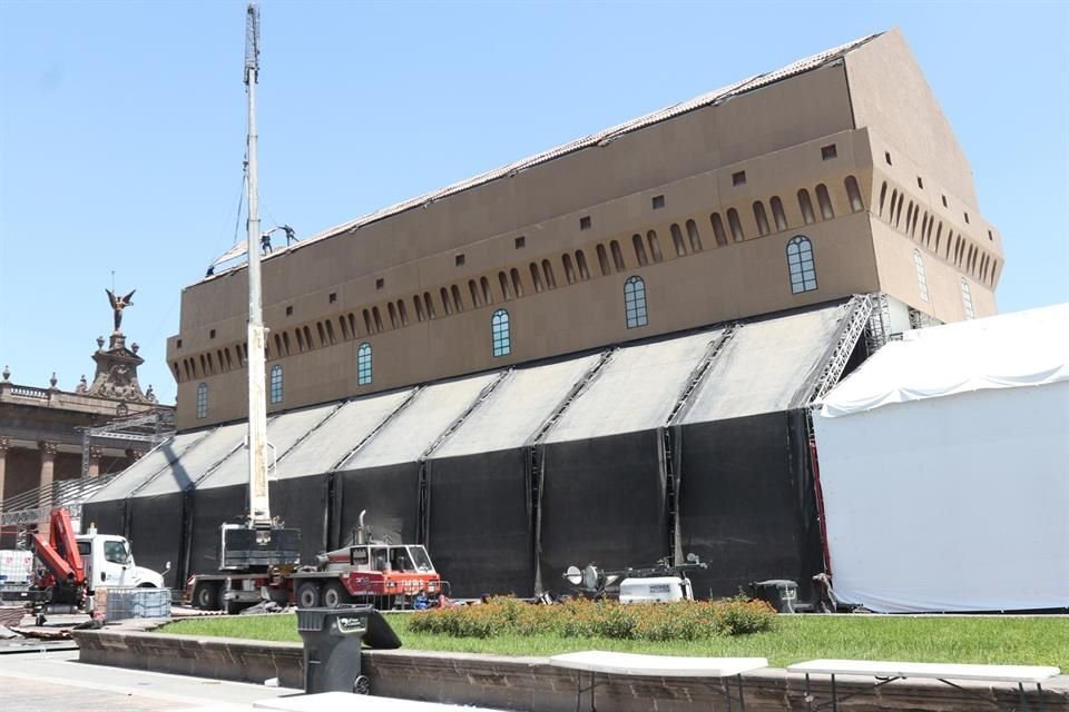 Frente al Palacio de Gobierno, la réplica de la Capilla Sixtina va tomando forma.