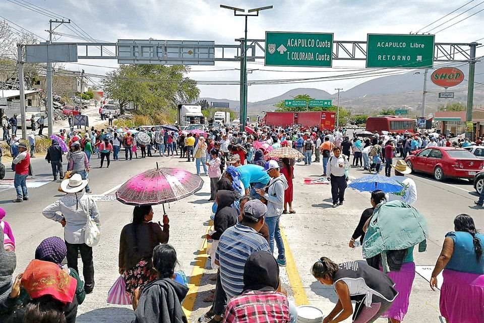 Maestros de la CNTE bloquearon ayer la Autopista del Sol.