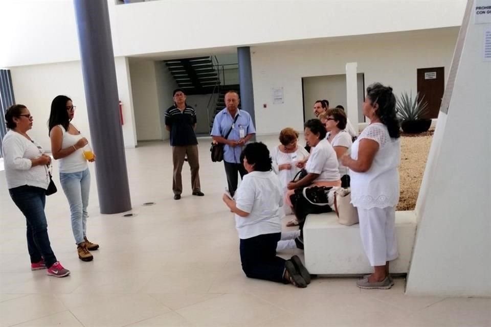 Afuera del Congreso de Yucatán un grupo de mujeres rezó y se pronunció en contra del matrimonio igualitario.