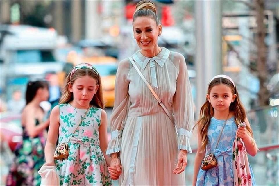 La gemelas de la actriz usaron vestidos floreados y zapatos de ballet a juego.