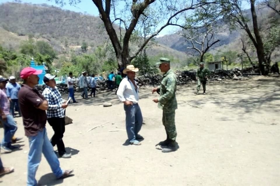 Pobladores de Campo Morado, en la sierra de Guerrero, reclamaron a militares la destrucción de la siembra de amapola, su única opción de ingreso económico en la zona.