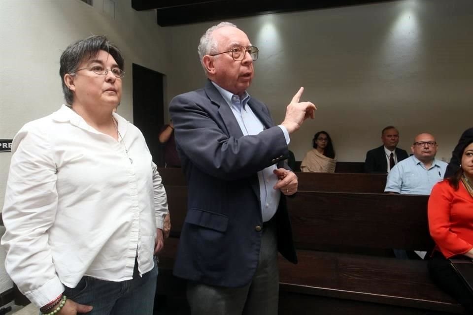 Vecinos que acudieron a la sesión recriminaron al Alcalde la aprobación del convenio, e incluso uno de ellos anunció que iniciaría una huelga de hambre.