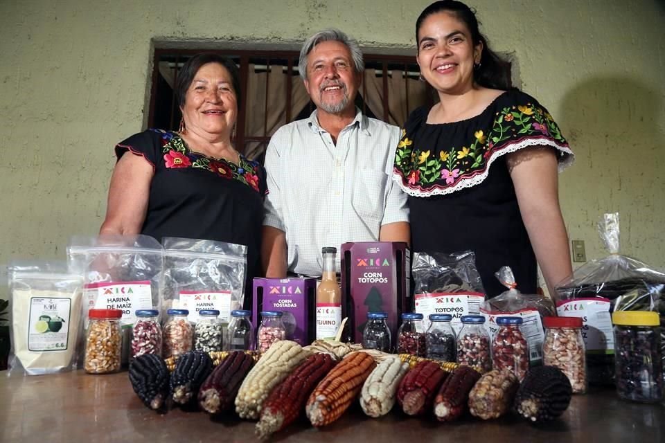 Xica vende tortillas, totopos, harinas y tejuinos hechos con maíz criollo.