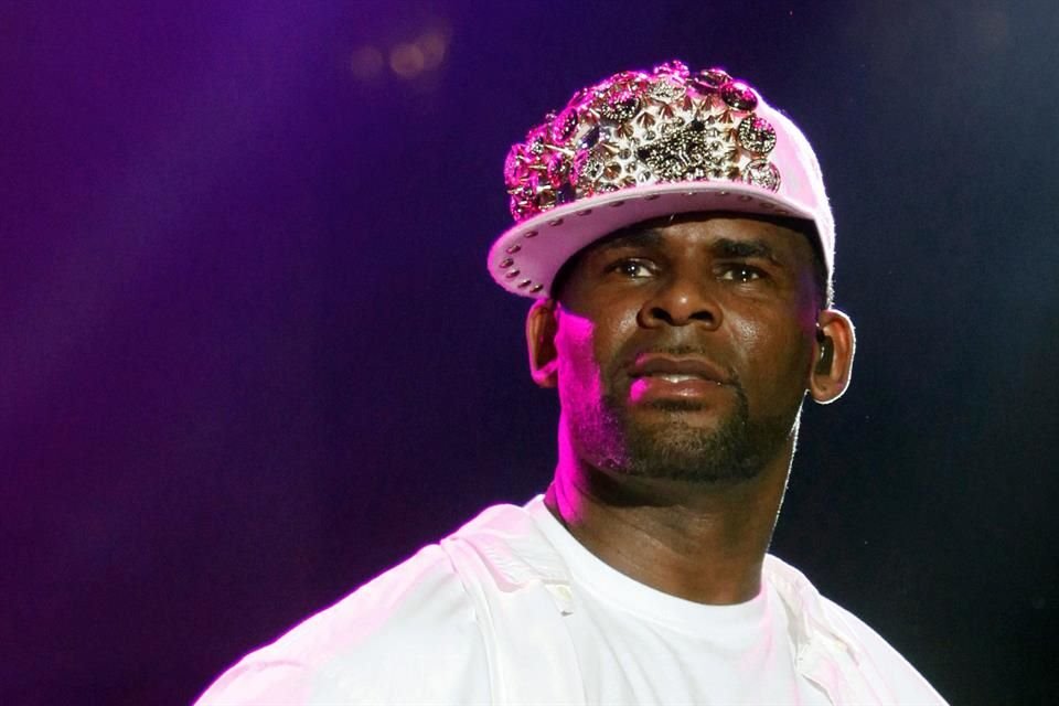 R. Kelly pagó una fianza de 100 mil dólares tras recibir diez cargos de abuso sexual agravado, en febrero.