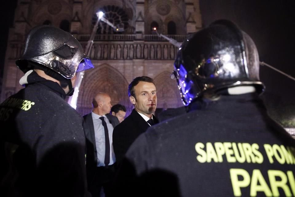 Al caer la noche, los bomberos de París informaron que habían salvado la estructura del techo de la catedral.