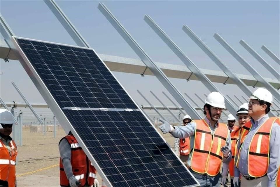 México defenderá sus exportaciones de paneles solares ante medidas de EU.