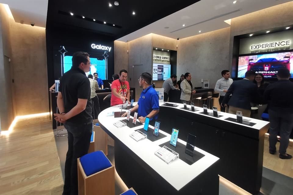 En las Samsung Store, los clientes pueden probar de primera mano los últimos lanzamientos de la empresa surcoreana y resolver todas sus dudas con ayuda del personal