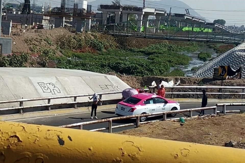 A 10 minutos de la caseta ubicada en la autopista México- Pachucha, siete personas se ubican en un retorno y piden dinero para dejar pasar a los conductores.