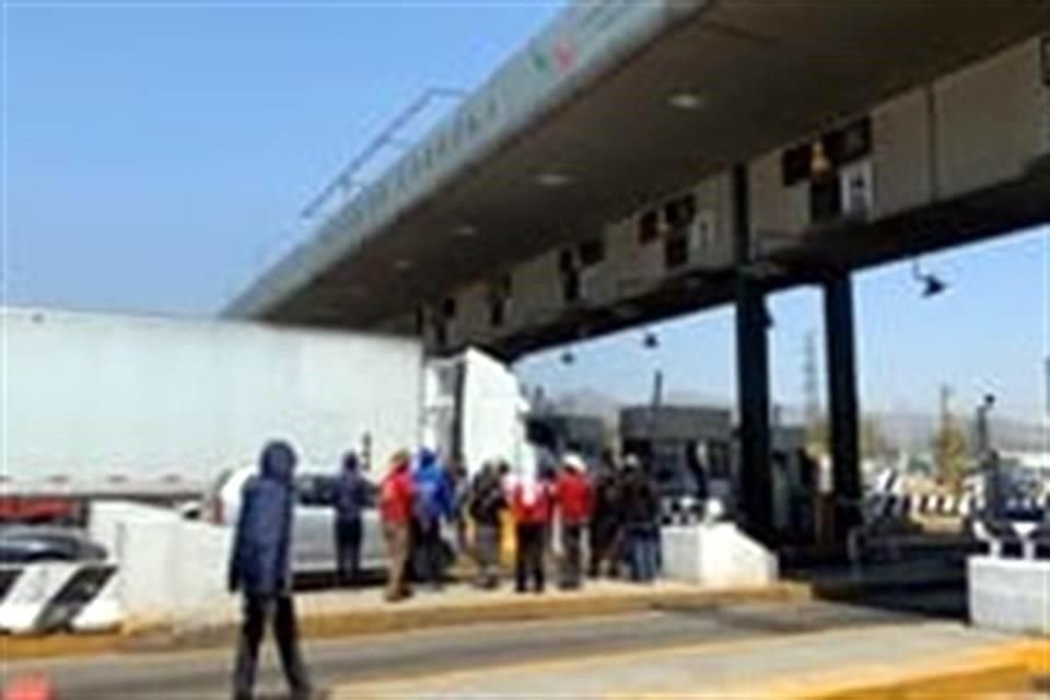 Integrantes del Sindicato de UAM tomaron las casetas de Autopistas México-Querétaro (foto) y México- Puebla, luego que por la mañana tomaron la de Cuernavaca.