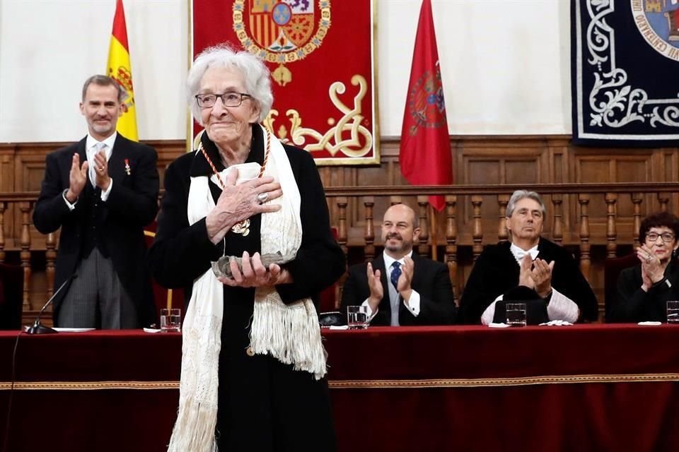 La poeta uruguaya Ida Vitale reivindicó, tras recoger el Premio Cervantes, la poesía del Quijote, cuya locura considera 'frenesí poético'.