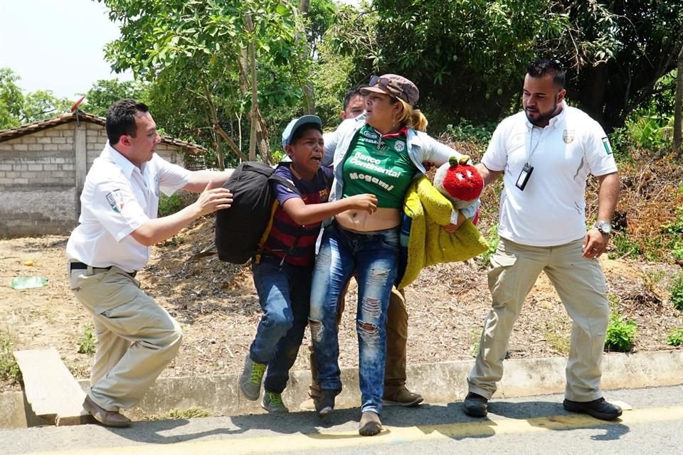 El lunes, agentes del INM, con apoyo de la PF, detuvieron a 371 migrantes que caminaban entre Mapastepec y Pijijiapan, al sur de Chiapas.