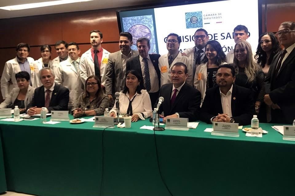 Integrantes de la Asamblea Regional de Médicos Residentes sostuvieron un encuentro con la Comisión de Salud de la Cámara de Diputados.