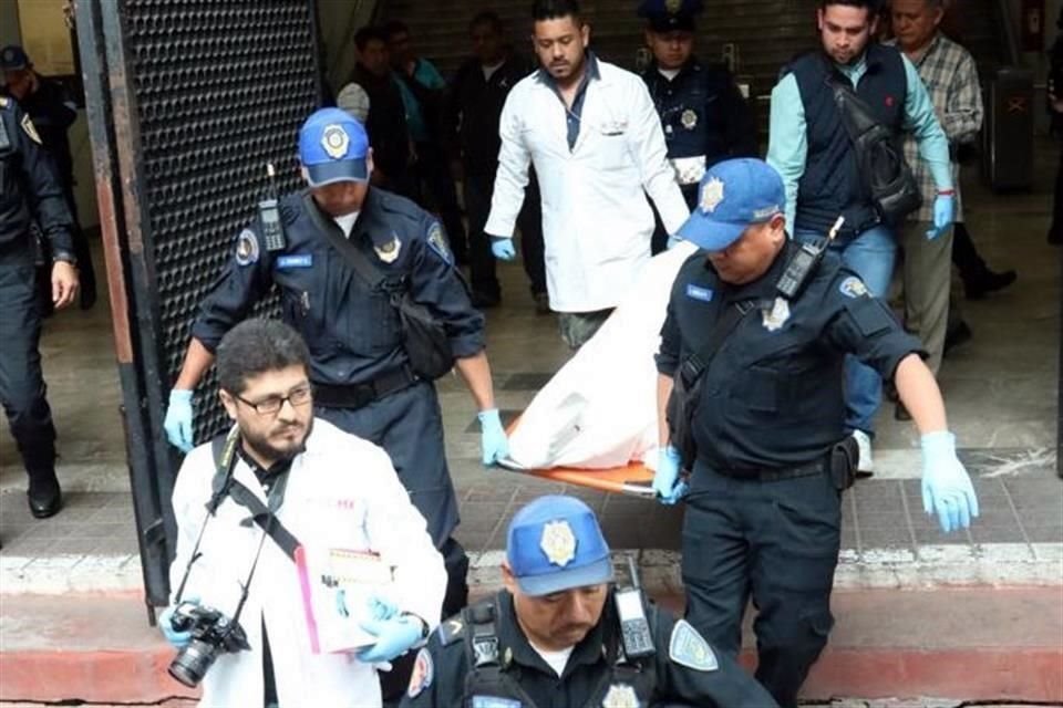 Servicios de emergencia realizaron las maniobras para rescatar al agente y lo trasladaron a un módulo dentro de la estación, donde recibió atención médica, pero finalmente murió.