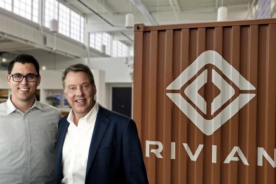 RJ Scaringe (Izq.), fundador y CEO de Rivian, junto a Bill Ford, presidente de Ford.