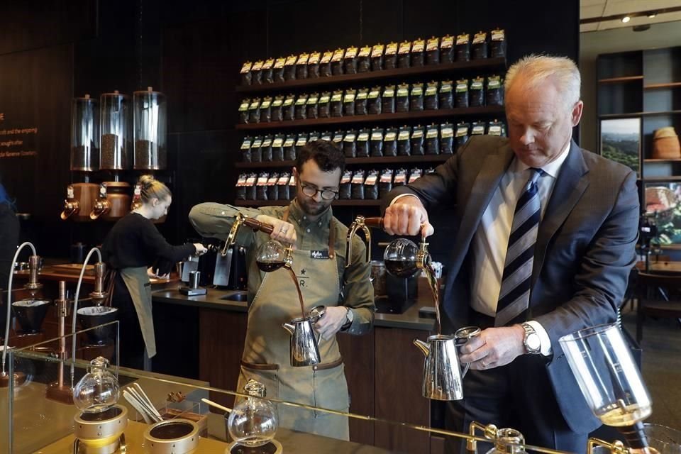 Kevin Johnson, CEO de Starbucks, hace café junto al barista Dylan George en una tienda Starbucks Reserve en el barrio SODO de Seattle.