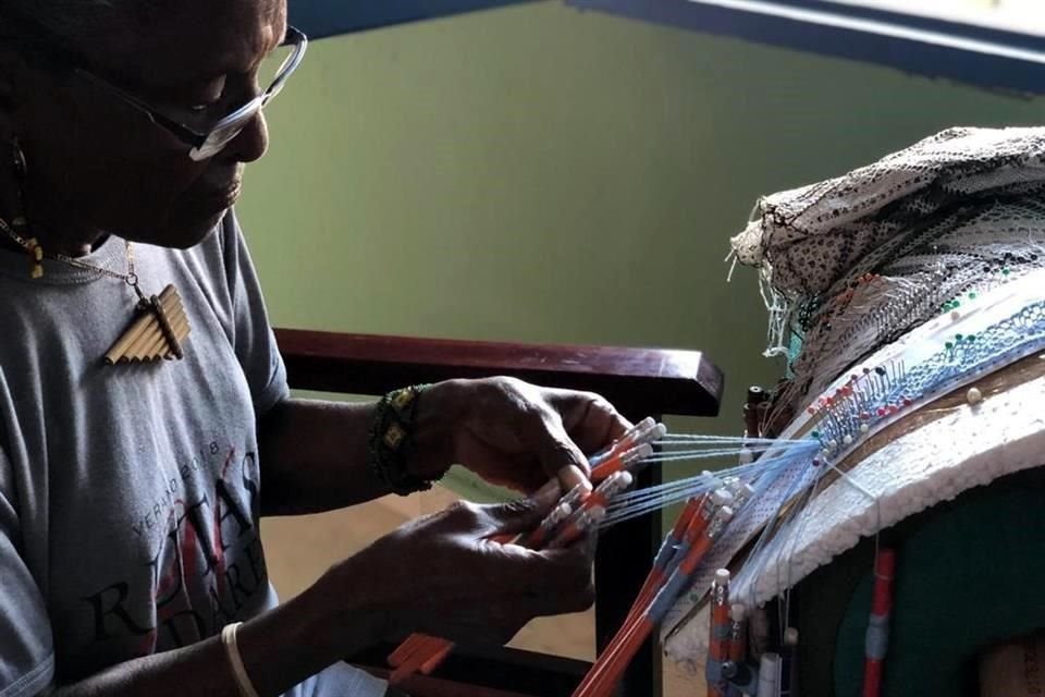 El proyecto de Tania Candiani, titulado 'El sonido de la labor', incluye el ruido del bordado tradicional.