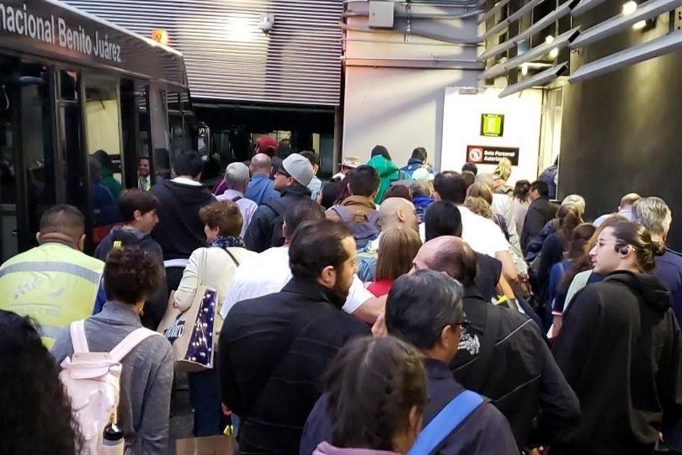 ACCESO. Los pasajeros de distintos vuelos coincidieron en el acceso al edificio principal, donde una de las puertas estaba atorada con una piedra.