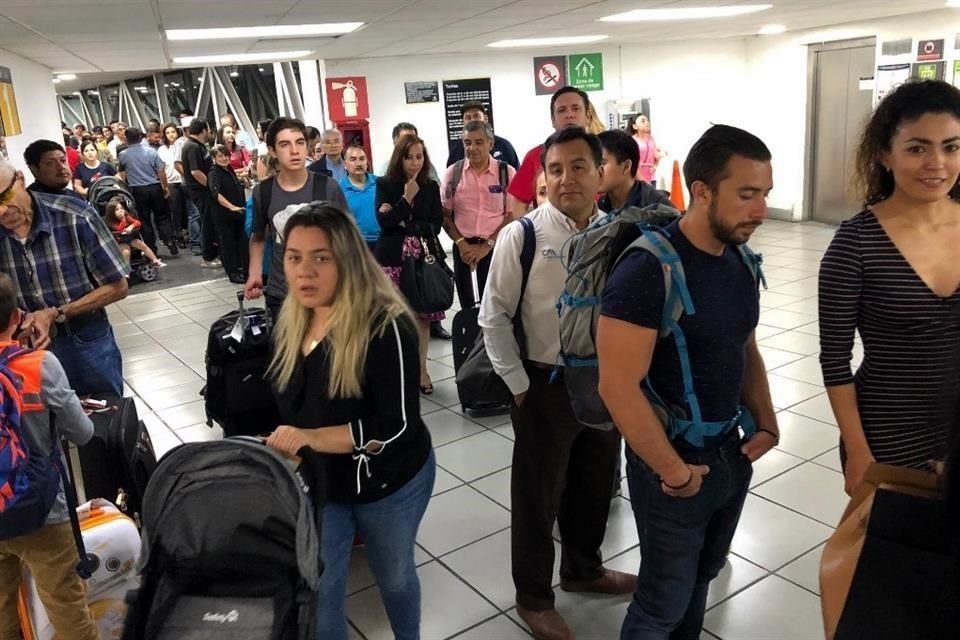 ESTACIONAMIENTO. La llegada al área de estacionamiento también tenía largas filas para los pasajeros.