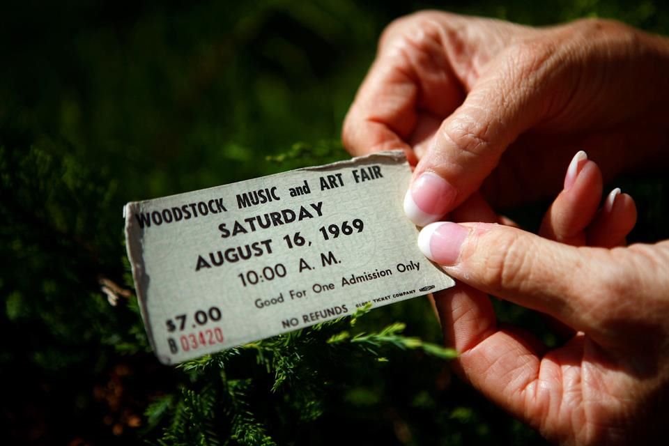 El festival estaba programado para conmemorar los 50 años de la primera edición del festival de Woodstock, celebrada en agosto de 1969.