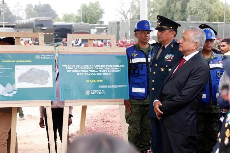 López Obrador escucha una exposición en la base militar.