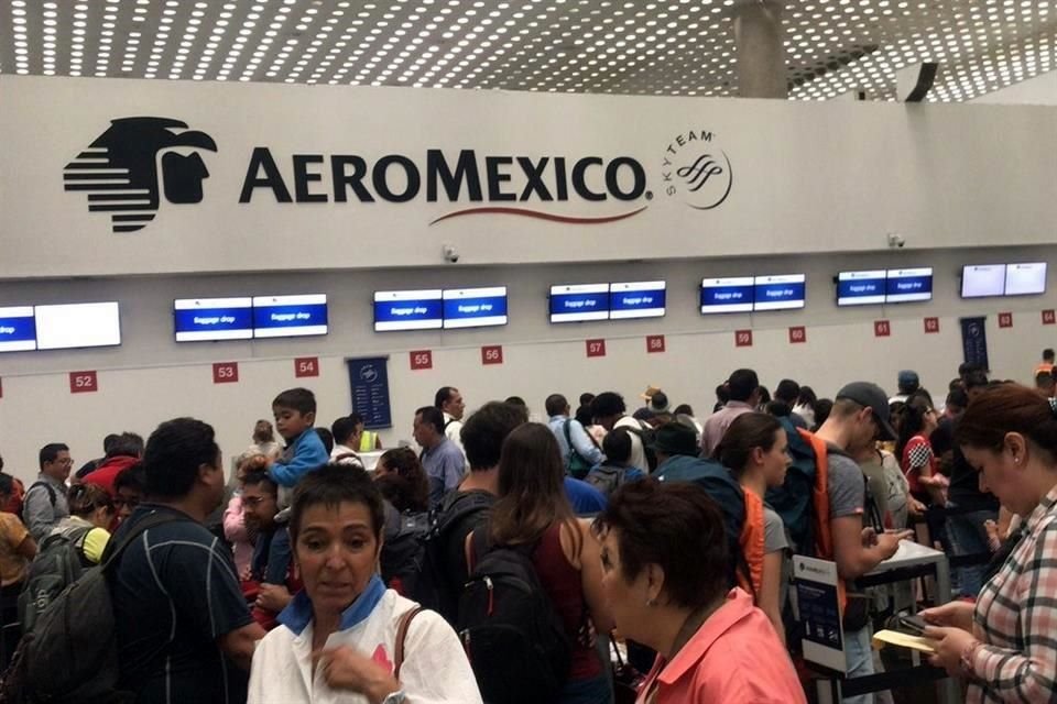 Una falla en el sistema de reservas de Aeroméxico provocó largas filas de pasajeros, pues documentación debió realizarse de forma manual.