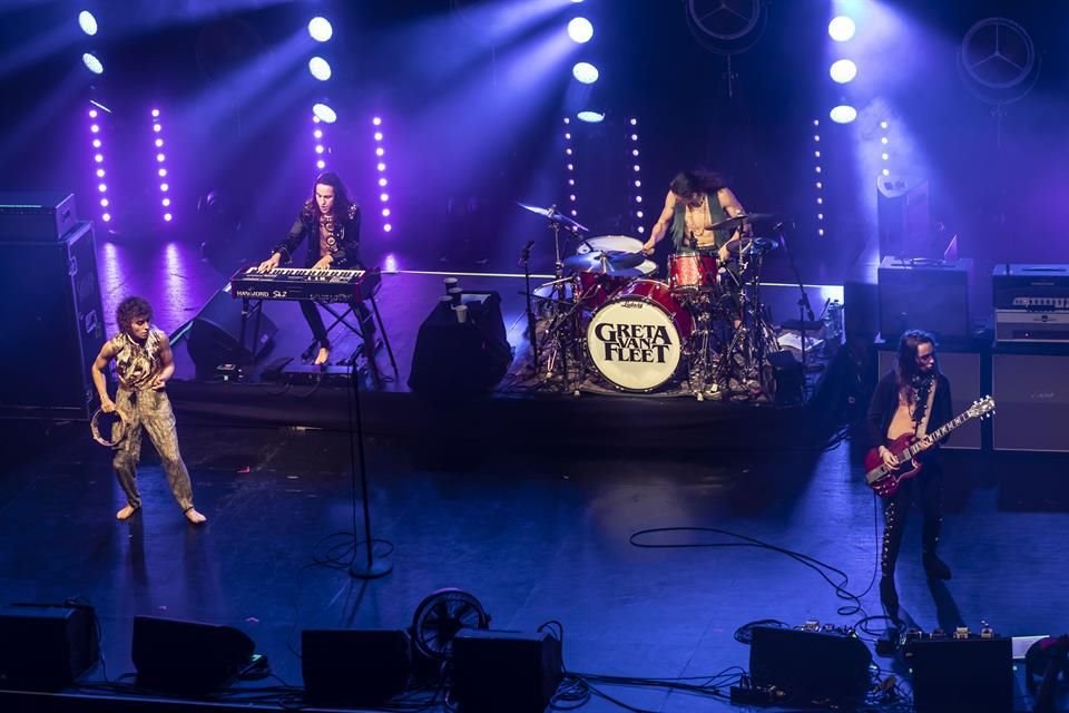 Greta Van Fleet deleitó a sus fans mexicanos con temas como 'Cold Wing', 'Safari Song', 'Black Smoke Rising' y 'Flower Power'.