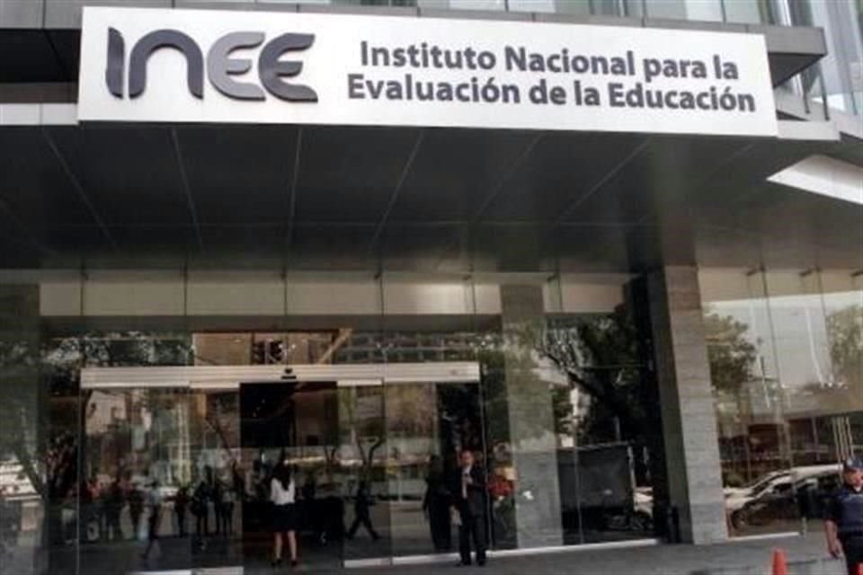 De los 5 consejeros del INEE sólo quedan dos: Sylvia Schmelkes, quien ya ha ocupado el puesto de presidenta del Instituto y no puede ser reelecta, y Bernardo Naranjo.